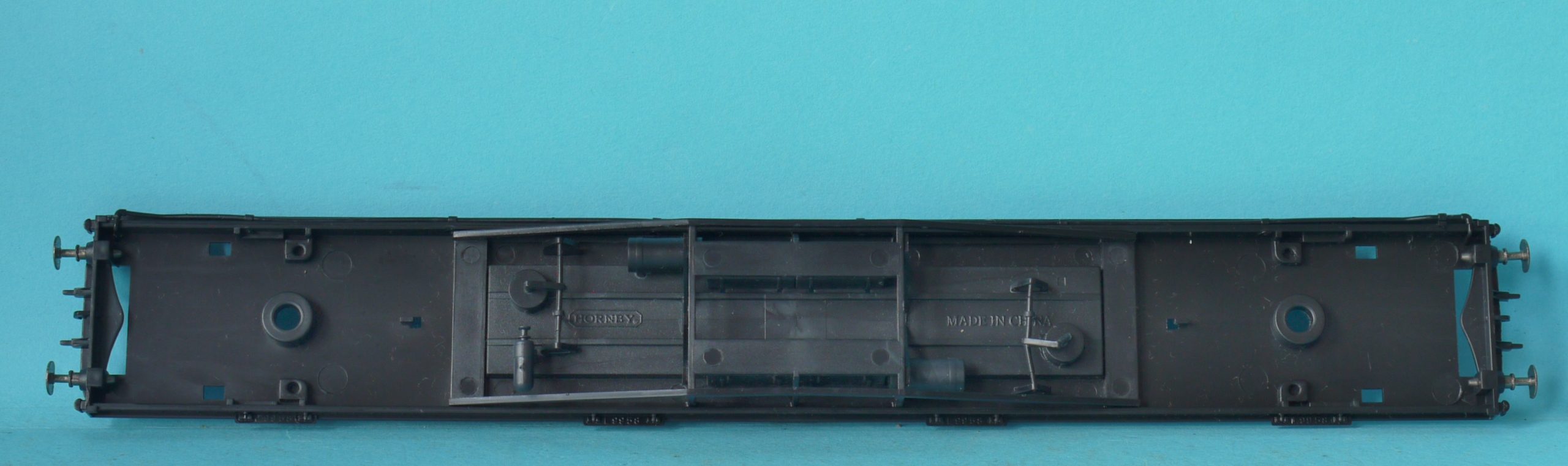 X9307 Hornby Underframe for Gresley BR 61ft Corridor 1st Class Coach *DAMAGED* - Image 2
