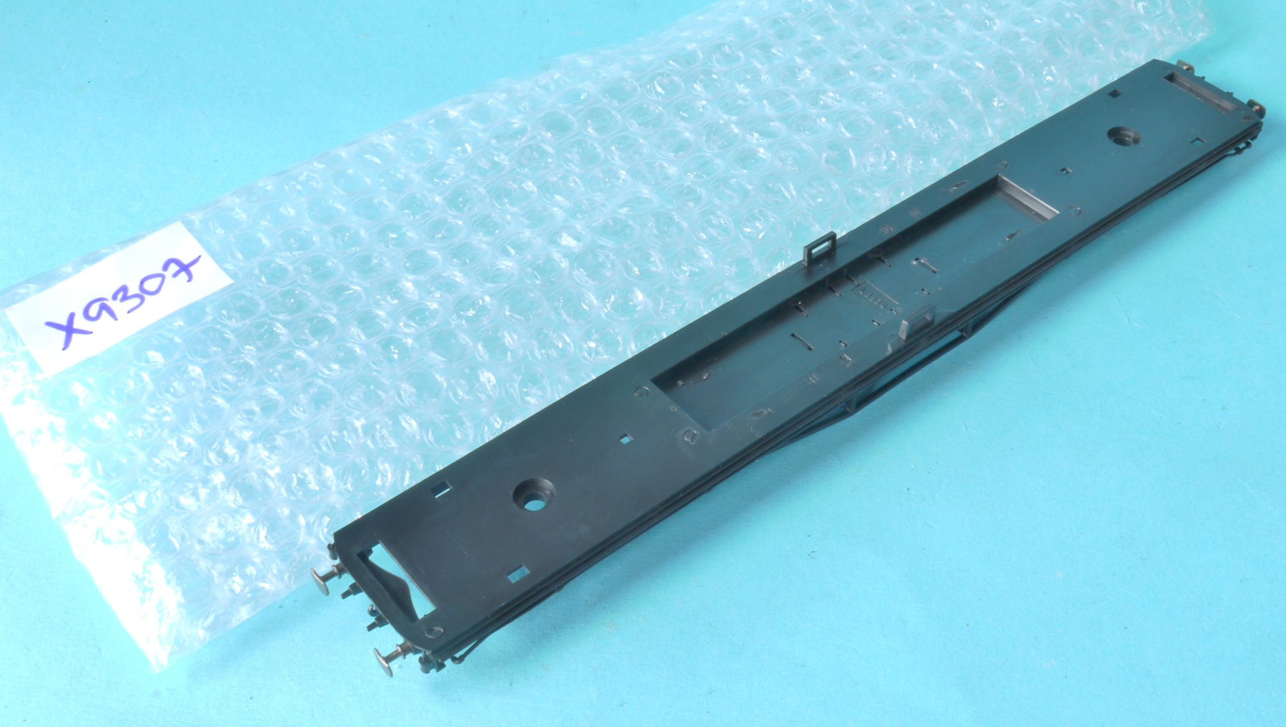 X9307 Hornby Underframe for Gresley BR 61ft Corridor 1st Class Coach *DAMAGED*