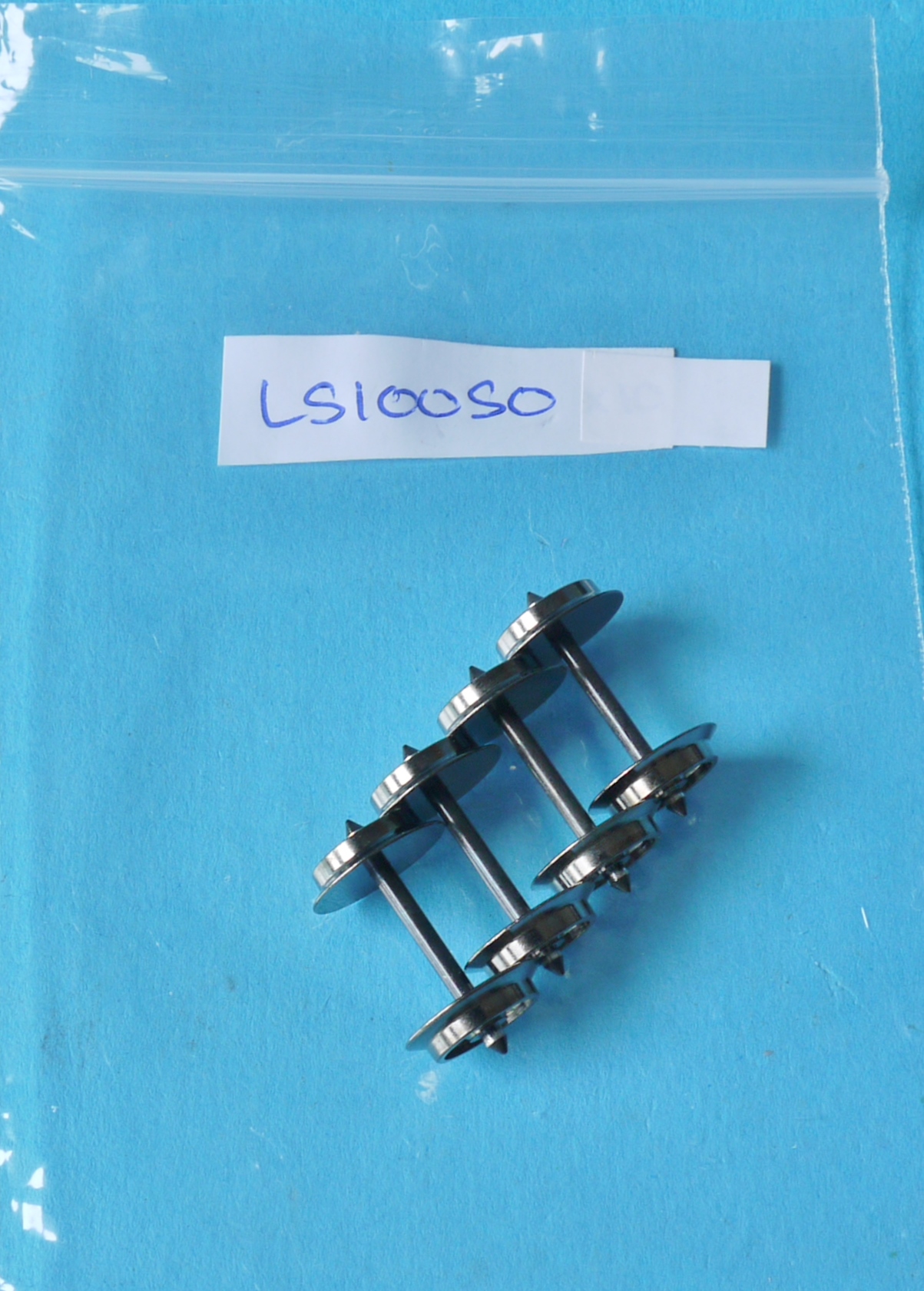 L510050 Liliput Spare 4 × Wheels + Axles 24.6mm Axles 13.6mm Diameter HO Gauge