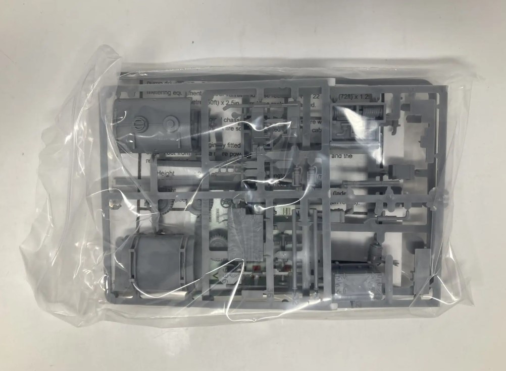 JB Models JB1008 Bedford MK Tactical Aircraft Refueller 1:76 Scale Model Kit - Image 2