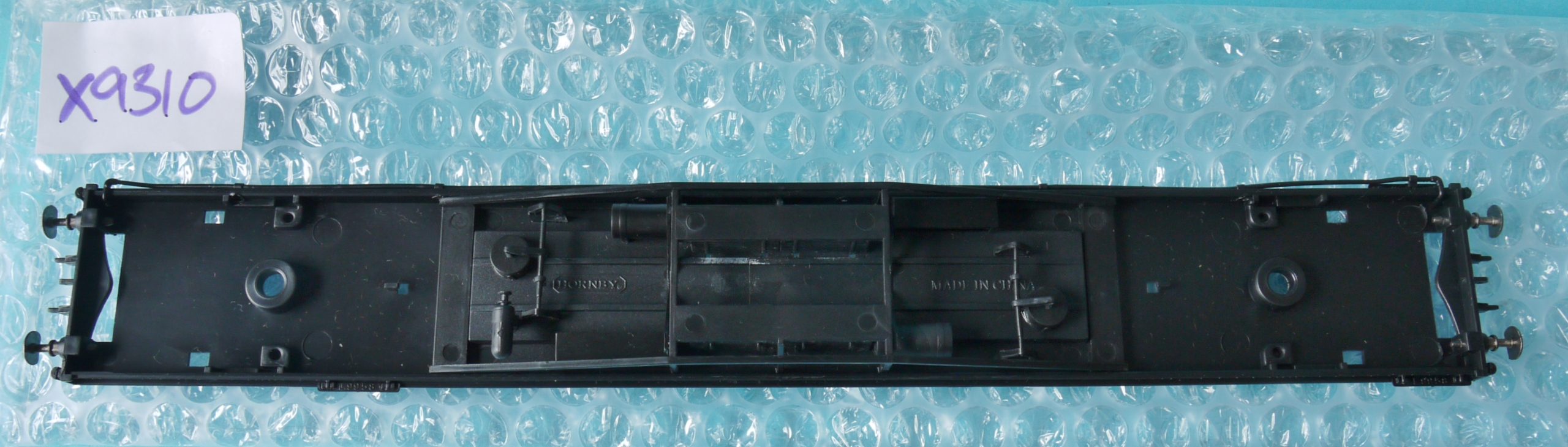 X9310 Hornby Underframe with Sprung Buffers for Gresley BR 61ft 6in Coach - Image 4