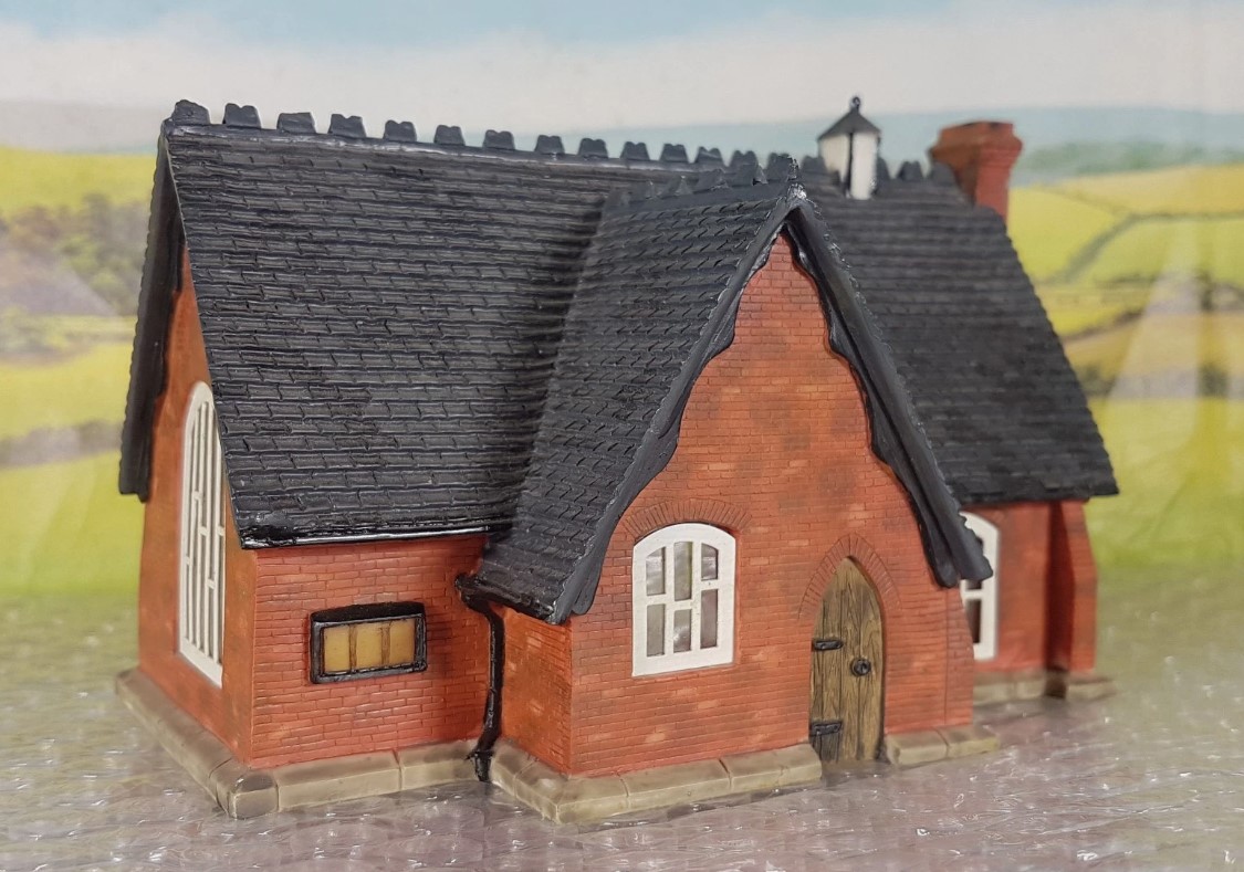 Hornby R8503 Skaledale St Michaels' School OO Gauge *Brand New In Box*