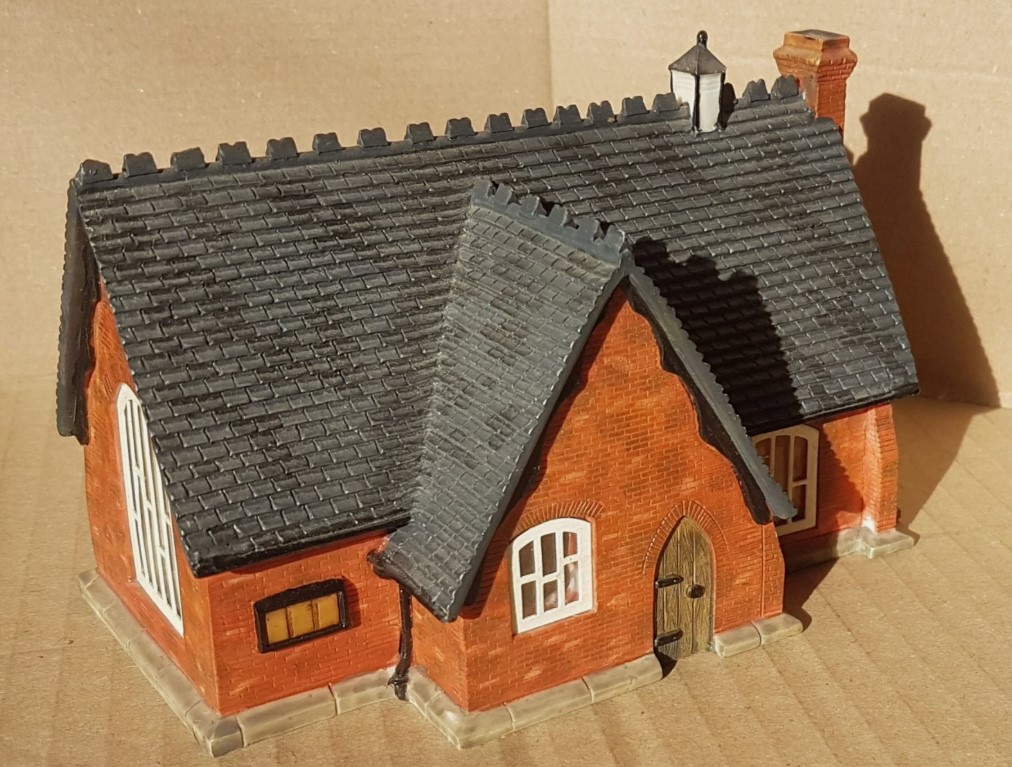 Hornby R8503 Skaledale St Michaels' School OO Gauge *Brand New In Box* - Image 4