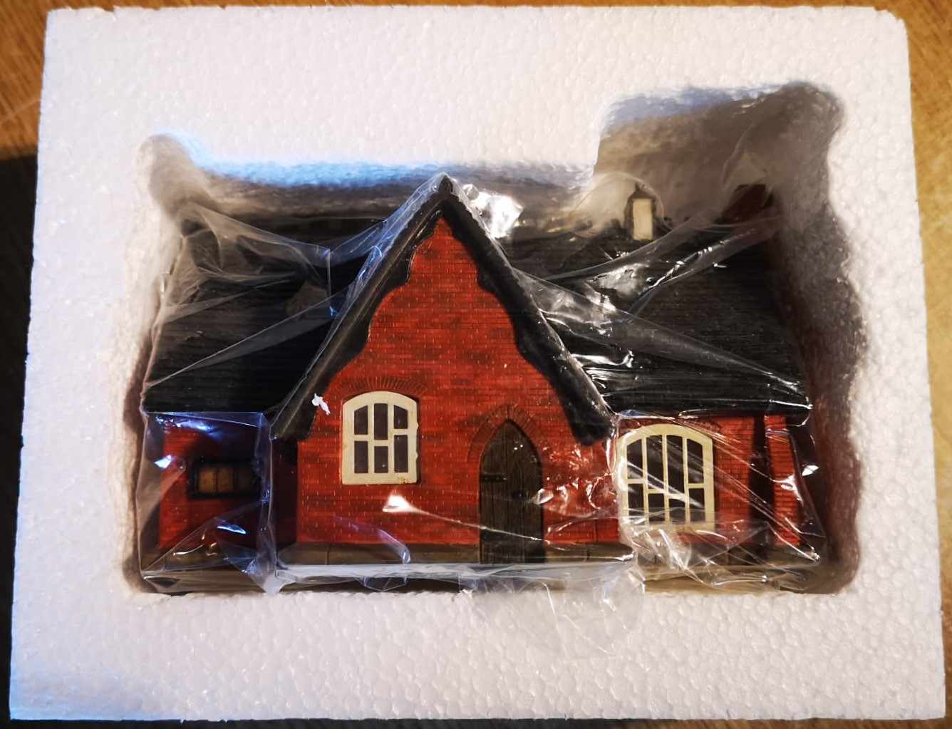 Hornby R8503 Skaledale St Michaels' School OO Gauge *Brand New In Box* - Image 10